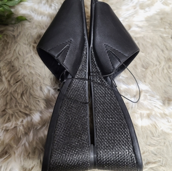 NWT Express Sandals - Picture 3 of 5